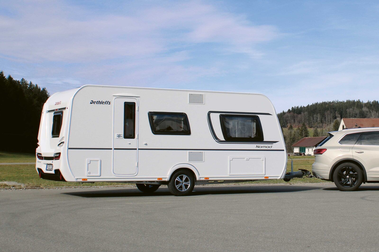 Le design extérieur moderne de la caravane Nomad est clairement mis en avant avec des pièces moulées de style automobile à l’avant et l’arrière et des fenêtres en trapèze affirmées sur les côtés.