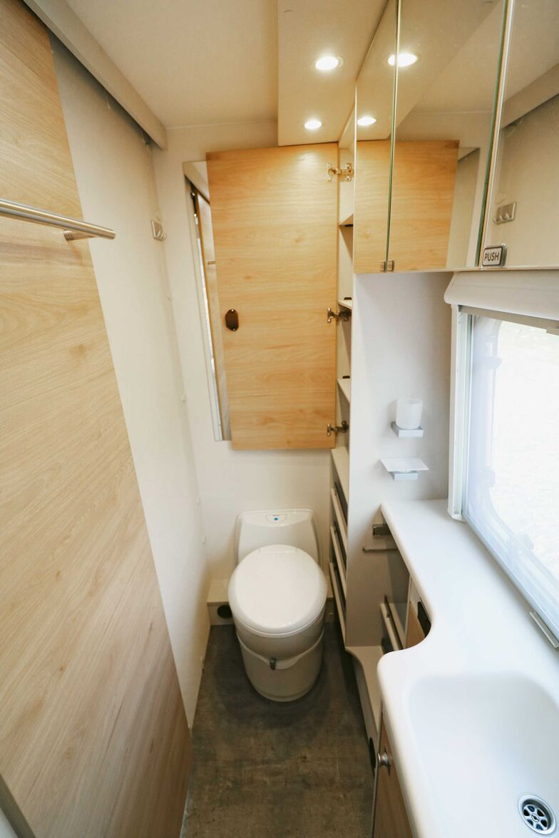 L’espace sanitaire occupant toute la largeur de la caravane à l’arrière est élégant et fonctionnel.