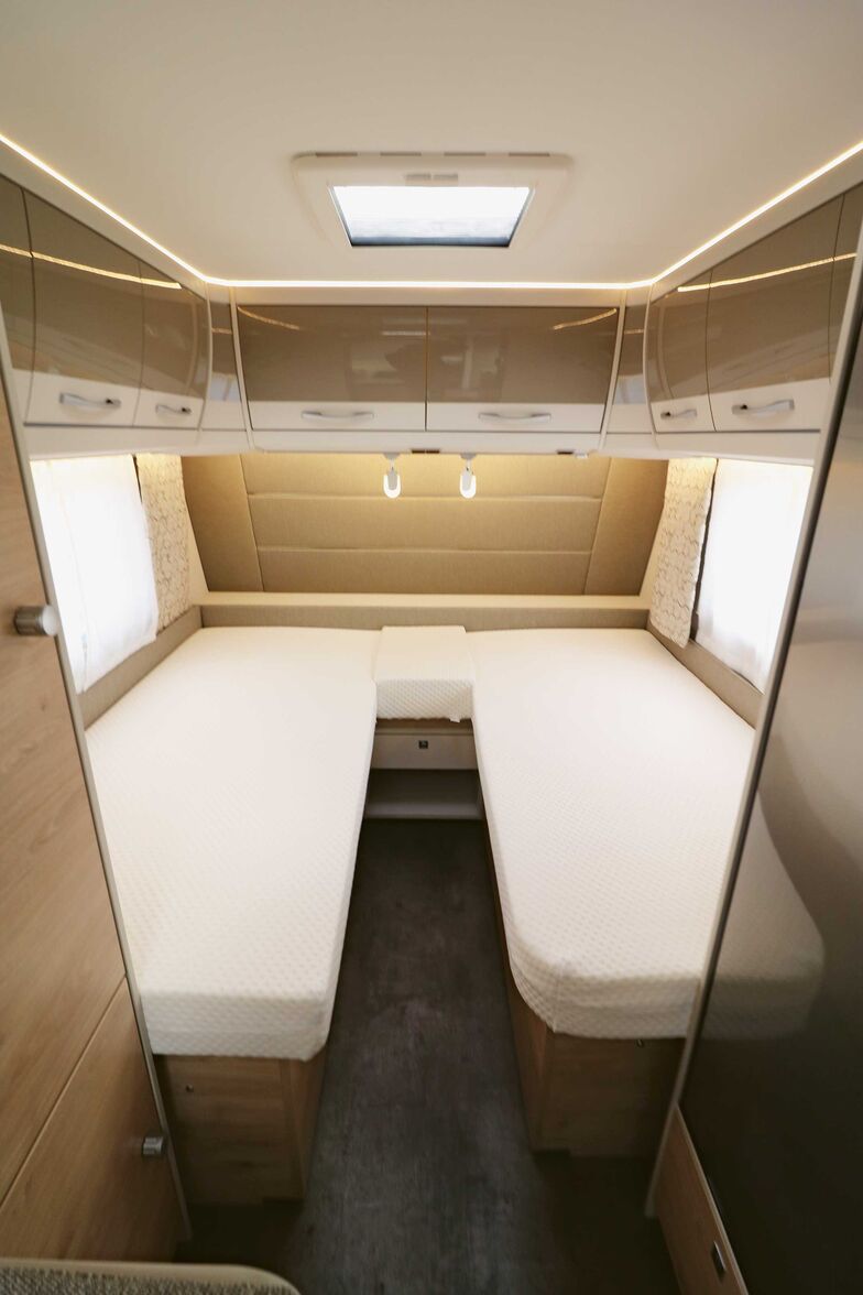 La très belle chambre à l’avant séduit par ses lits confortables, son élégant rembourrage de paroi et ses nombreux éléments d’éclairage. Il manque cependant une séparation avec le reste de l’espace.