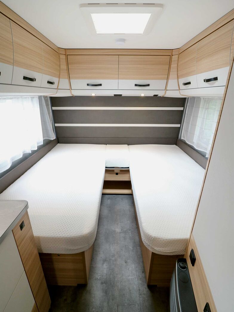 Les lits jumeaux de plus de 2 m de long et 85 cm de large assurent des nuits réparatrices avec leurs confortables matelas en mousse haute densité placés sur des sommiers à lattes spéciaux, et l’habile rembourrage de la paroi arrière a également de quoi séduire.