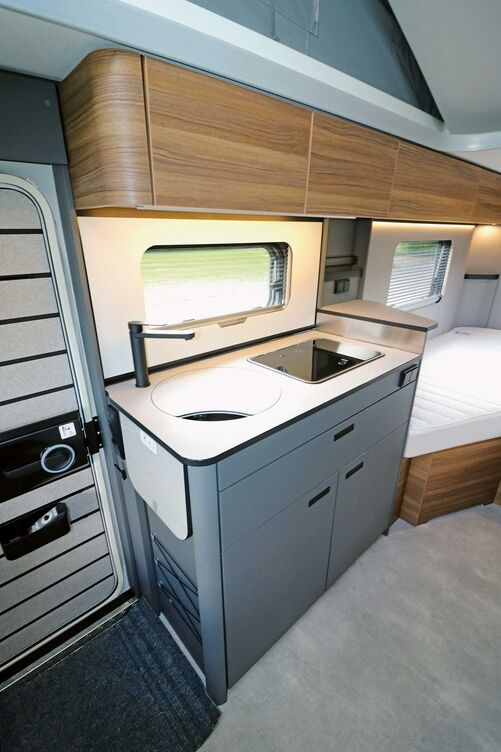 Auch optisch ansprechende Küche mit praktischem Thekenaufsatz, verkleideter Fenstereinfassung sowie guten Lichtverhältnissen und Steckdosen in der Frontblende.