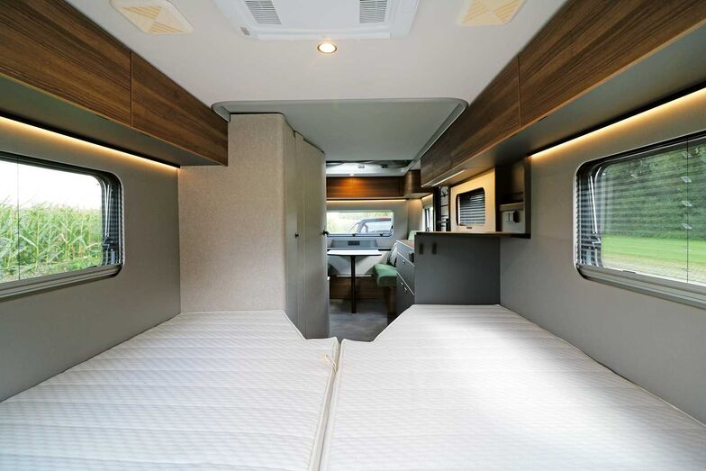 Das Schlafabteil im Heck überzeugt mit den über zwei Meter langen Liegeflächen und komfortablen Kaltschaummatratzen auf Holzlattenrosten. Dazu sorgen drei Ausstellfenster für viel Luft und Licht.