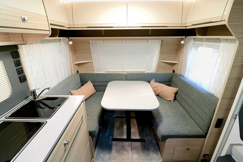 Das trendige Möbel­dekor Salvador Eiche in Kombination mit den hellbeigen Dachschrankklappen sorgt für eine moderne Designwelt, die sich durch die vielfältigen Beleuchtungsmöglichkeiten perfekt in Szene setzen lässt.