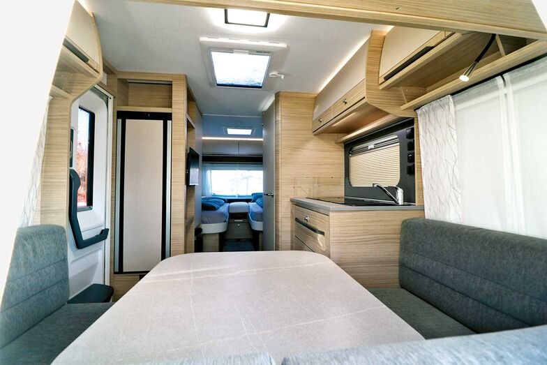 Der Blick vom Bug zum Heck vermittelt ein prima Raumgefühll durch die funktionelle Einteilung für ein Paar.