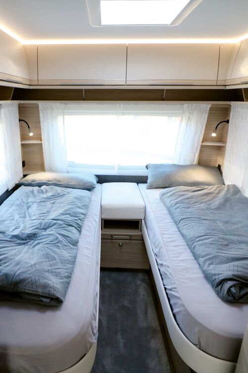 Das abteilbare Bugschlafzimmer mit den komfortablen Einzelbetten und den vielfältigen Staumöglichkeiten kann auf Anhieb gefallen.