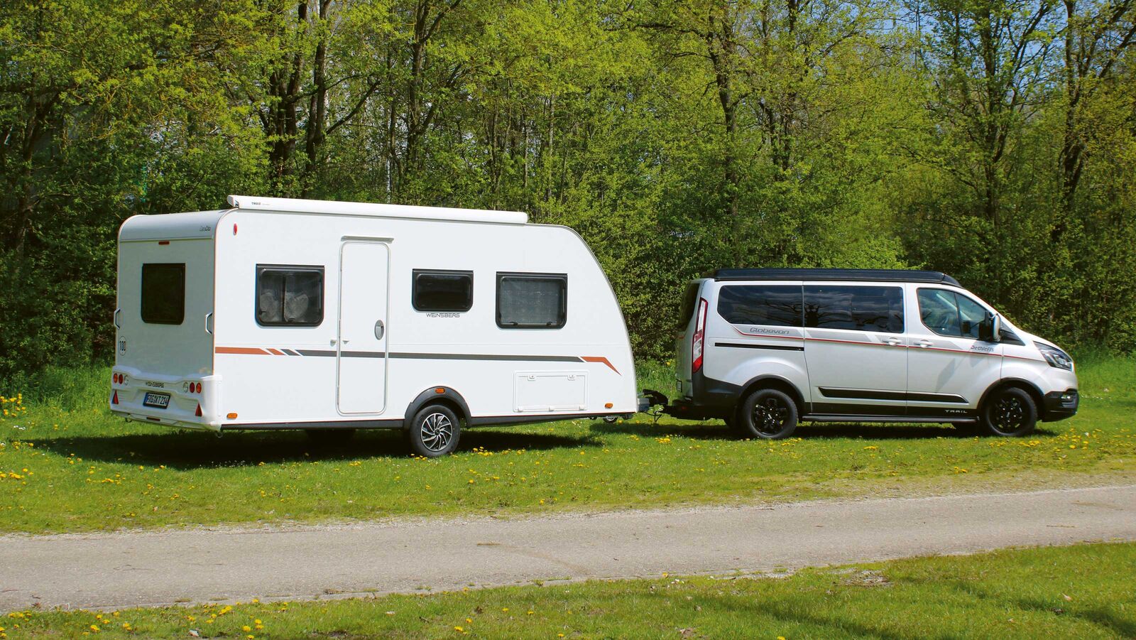 Bewährte Sandwich-Bauweise, das hauseigene Leichtbau-Chassis und moderne Aussenoptik mit den grauen Radläufen und Schürzen kennzeichnen den Weinsberg Caracito.