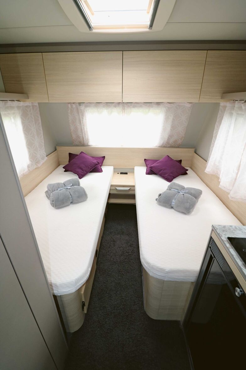 Tolles Schlafzimmer, wobei der Hängeschrank fast bis zur Mitte reicht.