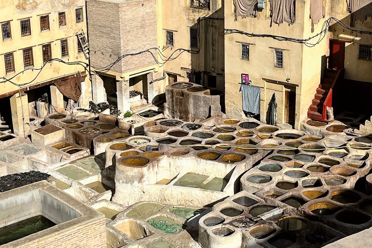 La légendaire teinturerie de Fès – en temps normal une véritable symphonie de couleurs, mais le vendredi est jour de fermeture.