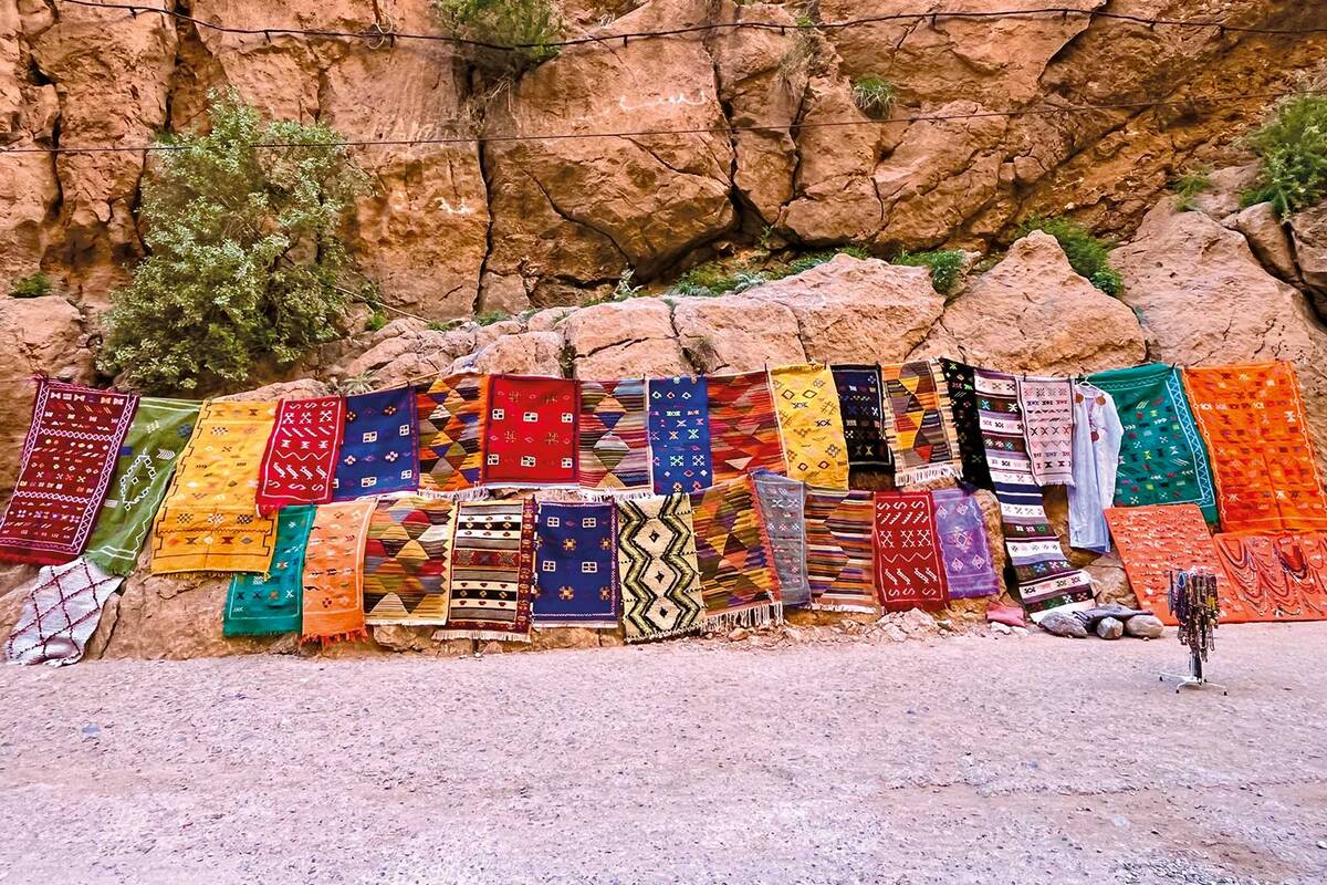 Vendeurs de tapis dans les gorges du Todra: des chefs-d’œuvre tissés à la main au milieu des imposantes parois rocheuses.