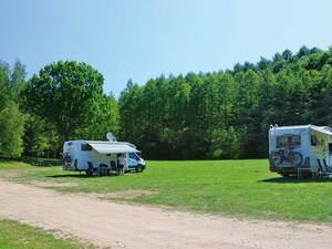 So viel Raum auf dem Campingplatz macht das Reisen besonders angenehm.