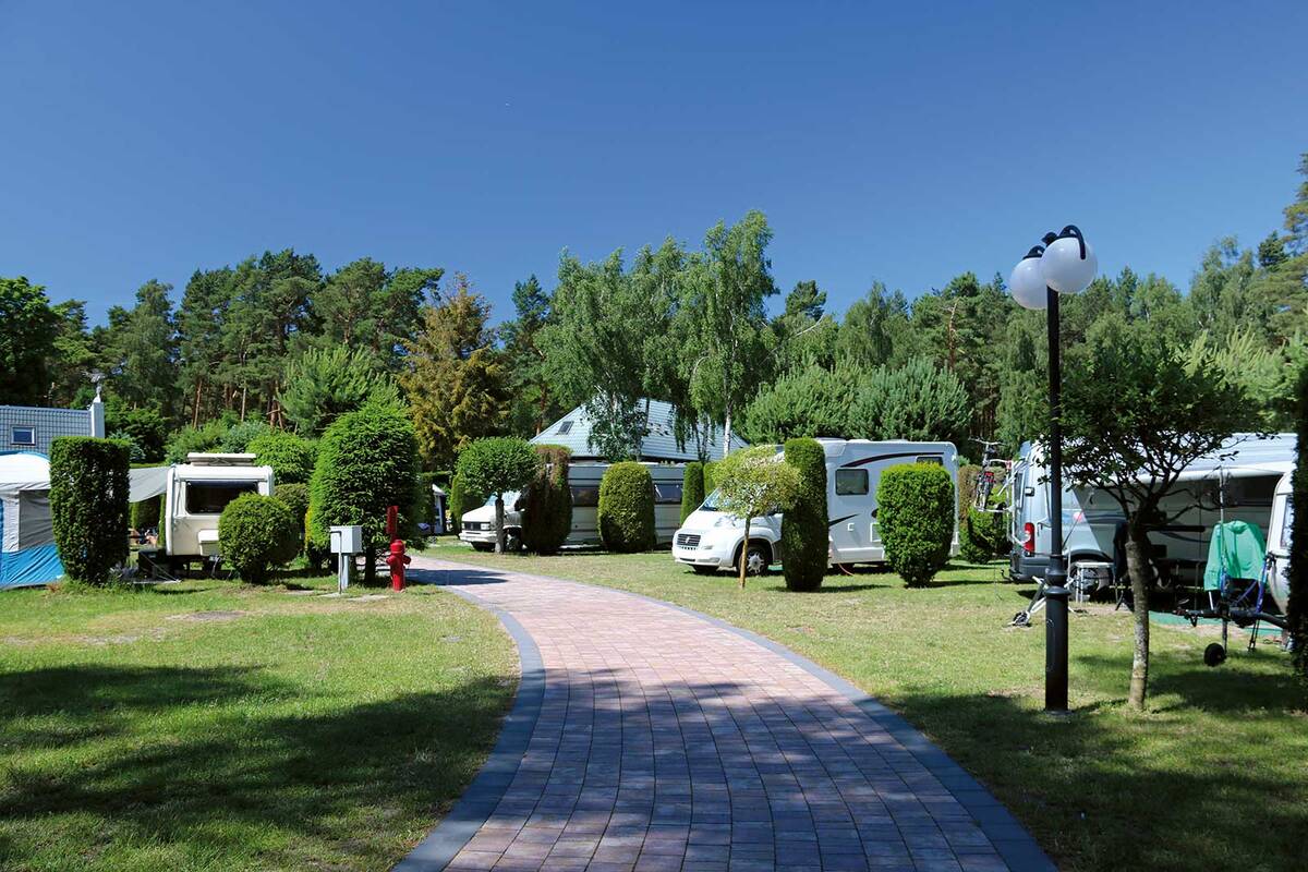 Der Camping Morski Nr. 21 ist ein sehr gepflegter Platz mit grosszügigen Stellplätzen sowie Wasser- und Abwasseranschluss – Sonne oder Schatten nach Wunsch, und das für rund 21 Euro pro Nacht.