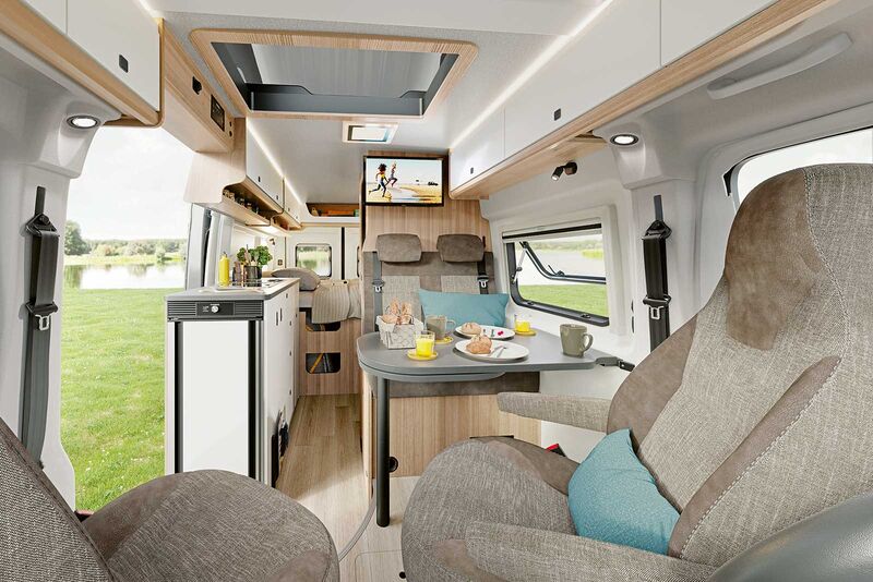 Der Kastenwagen wirkt im Innenraum sehr aufgeräumt und klar strukturiert.