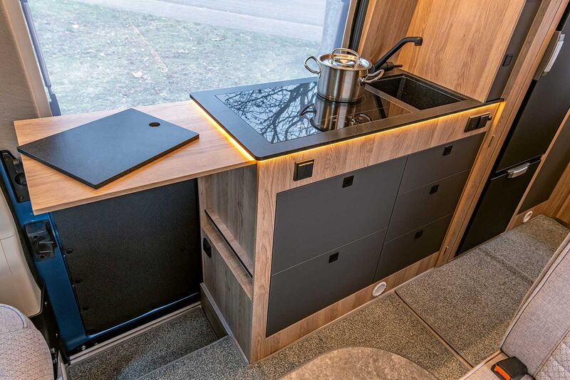 Ein Induktionskochfeld mit zwei Kochzonen (1000 / 1300 Watt) ermöglicht Kochen ohne Gas.