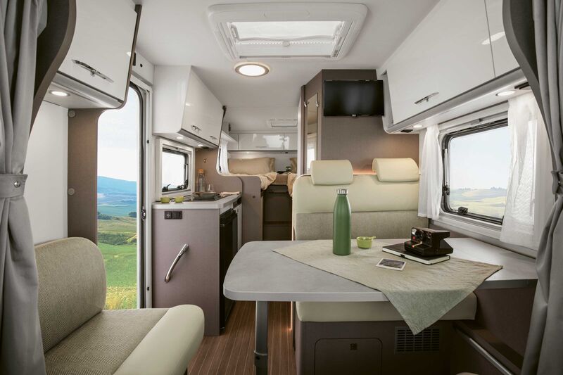 Blick durch den V 6.8 mit Halbdinette, drehbaren Cockpitsitzen und Seitensitzbank. Foto: Lorenzo Mennonna