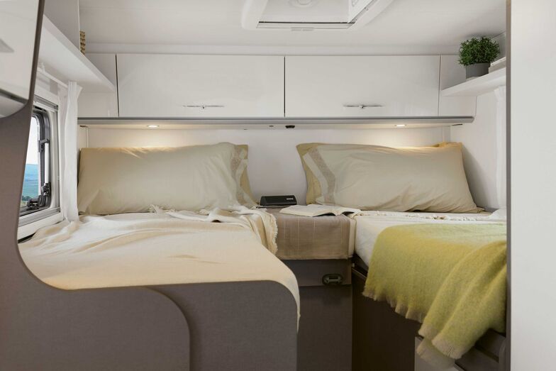 Das etwas längere Modell V 6.8 verfügt über längs eingebaute Einzelbetten im Heck. Foto: Lorenzo Mennonna