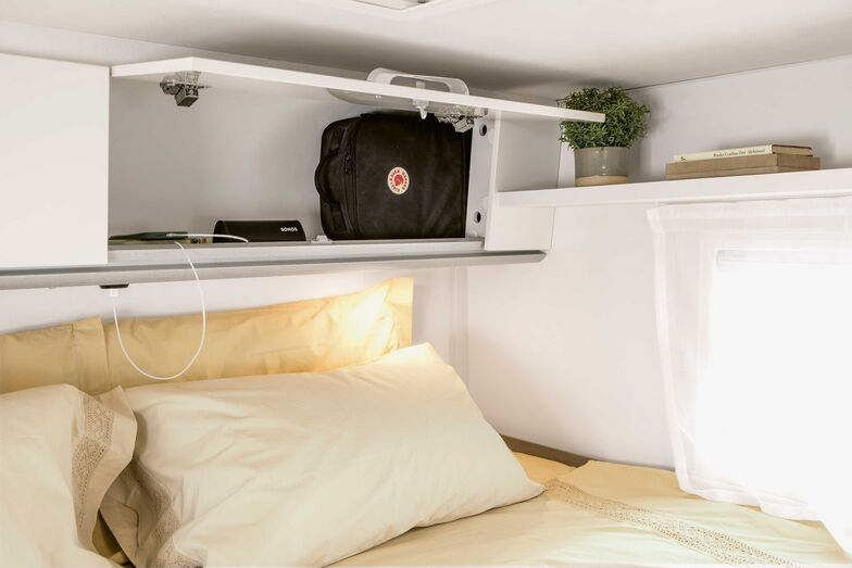 Stauräume, Ablagen, Beleuchtung und Stromanschlüsse im Schlafzimmer. Foto: Lorenzo Mennonna