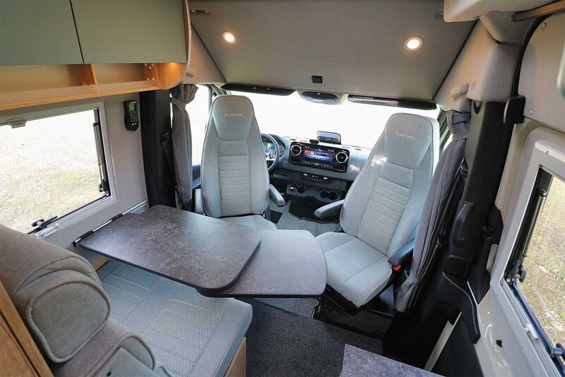 La dînette composée des confortables sièges de la cabine, d’une banquette au dossier réglable et d’une table suspendue fonctionnelle à plateau pivotant offre une profonde sensation de bien-être.