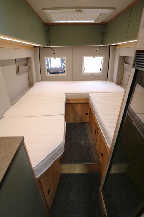 Espace nuit arrière convaincant avec confortables lits jumeaux, divers éléments d’éclairage et habillage de qualité.