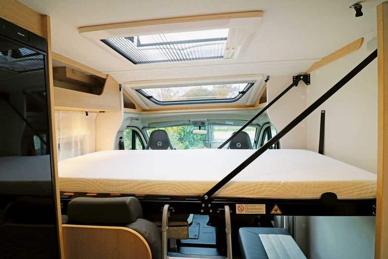 Das Easy-Fold-Bett misst 185 mal 80 Zentimeter und ist mit einer komfortablen Kaltschaummatratze auf dem Holzlattenrost ausgestattet.