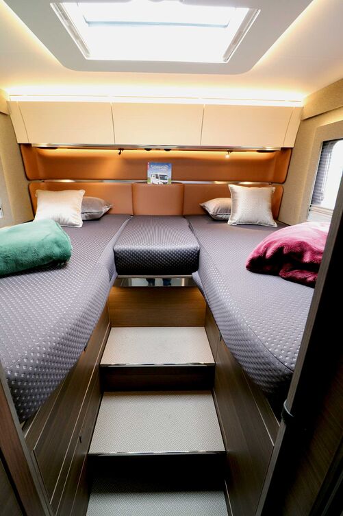 La chambre arrière séduit d’emblée avec ses lits confortables, sa grande liberté de mouvement, ses nombreux éléments d’éclairage et son accès aisé via de grandes marches.