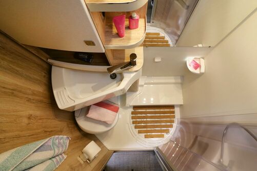 Besser hätte man die kompakte Grundfläche nicht nutzen können, denn der Sanitärraum bietet alle Annehmlichkeiten.