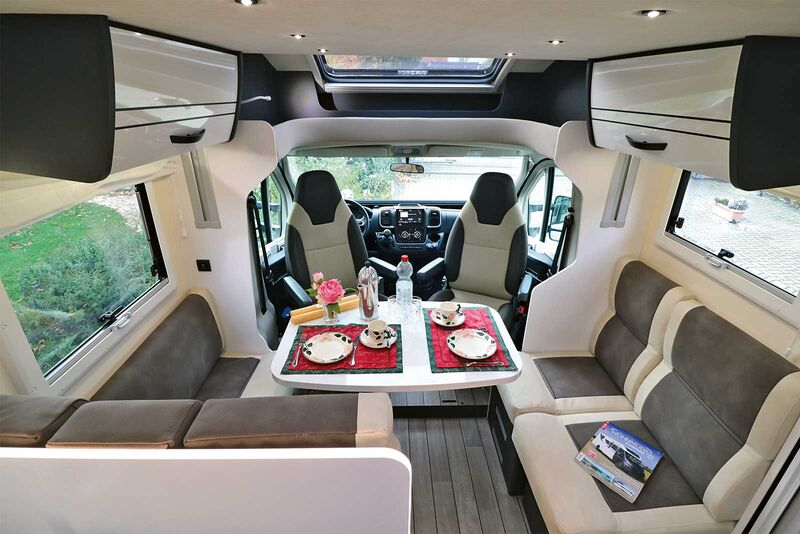 Die Sitzlandschaft im T 699 HB bietet auch einer grösseren Runde viel Platz und Bequemlichkeit, zudem gefällt das moderne Interieur mit den verschiedenen Farbnuancen.