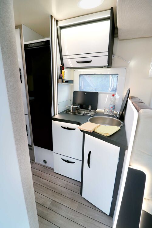 In der Küche kann der winkelförmige Unterschrank überzeugen, da genug Stauraum und Arbeitsfläche vorhanden sind, wobei auch die Ausstattung nichts vermissen lässt.