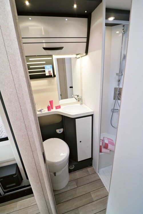 Der helle Sanitärraum glänzt am Waschtisch und auf dem Schwenk-WC mit angemessenen Platzverhältnissen.