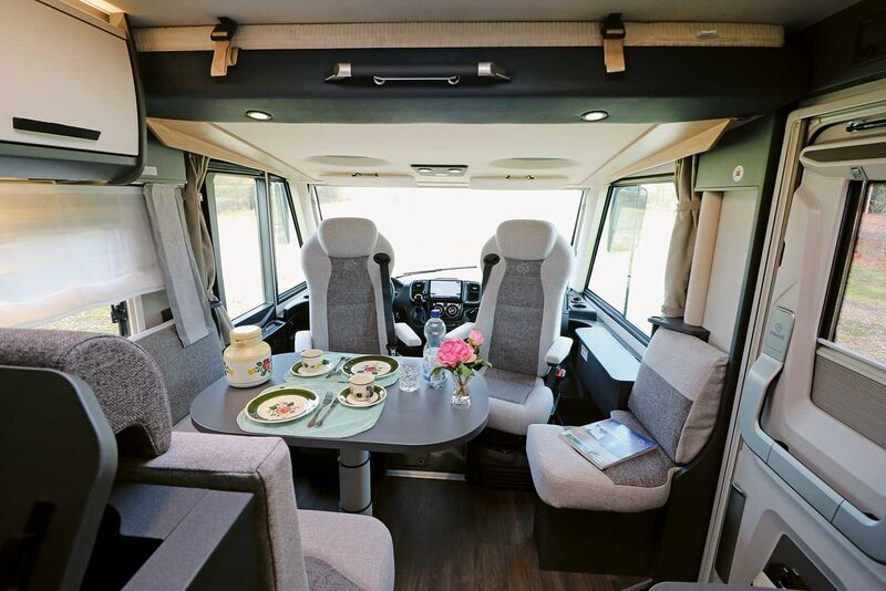 Der Wohnbereich mit L-Sitzgruppe, Seitensitz sowie den bequemen Cockpitsesseln und dem variablen Einsäulentisch lädt zum Wohlfühlen ein.