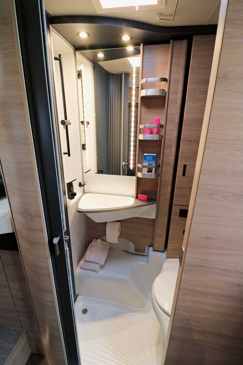 Im Sanitärraum sind alle Annehmlichkeiten vorhanden, wobei auch die Einrichtung mit funktionalen Details überzeugt.