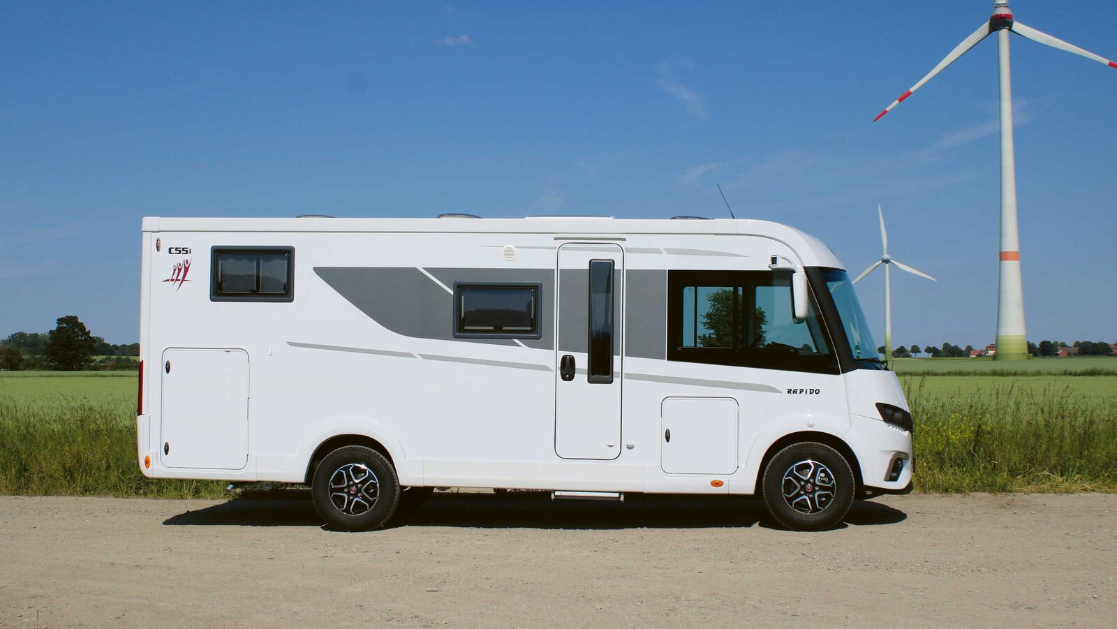 Der schmale Rapido C 55 I wird in moderner Novatech-Bauweise mit GFK-Beplankung gefertigt und präsentiert sich im markanten und zugleich schicken Outfit von allen Seiten.