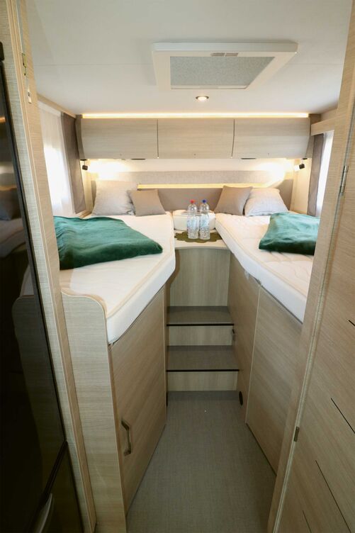Das Schlafzimmer im Heck überzeugt mit äusserst komfortablen Matratzen, guten Platzverhältnissen, wohnlichem Interieur und diversen Lichtelementen.