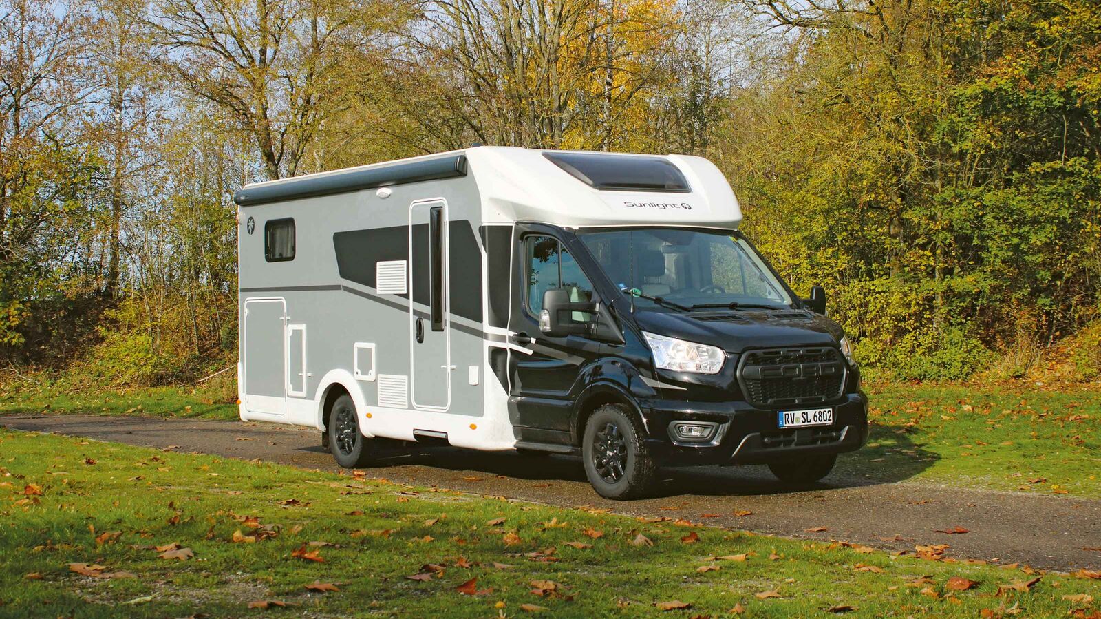 Es ist ein sportlicher, moderner Auftritt, den der T 680 mit dem schwarz-metallic Chassis und serienmäßigen schwarzen Alufelgen hinlegt. Dazu garantiert die T-Haube des Ford einen smarten, harmonischen Übergang von Chassis zum Aufbau.